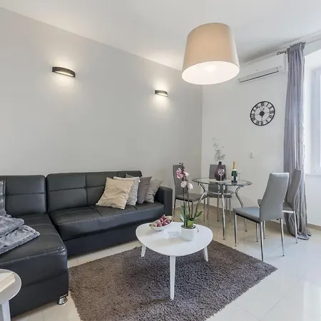 Apartment Classic One Bedroom With Sea View *