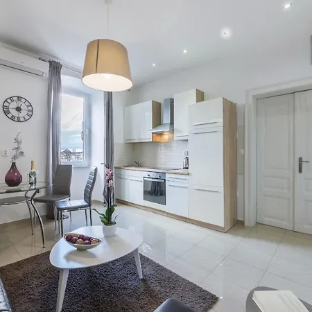 Apartment Classic One Bedroom With Sea View Pula