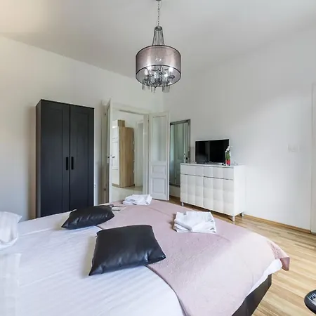 Classic One Bedroom With Sea View Apartment Pula